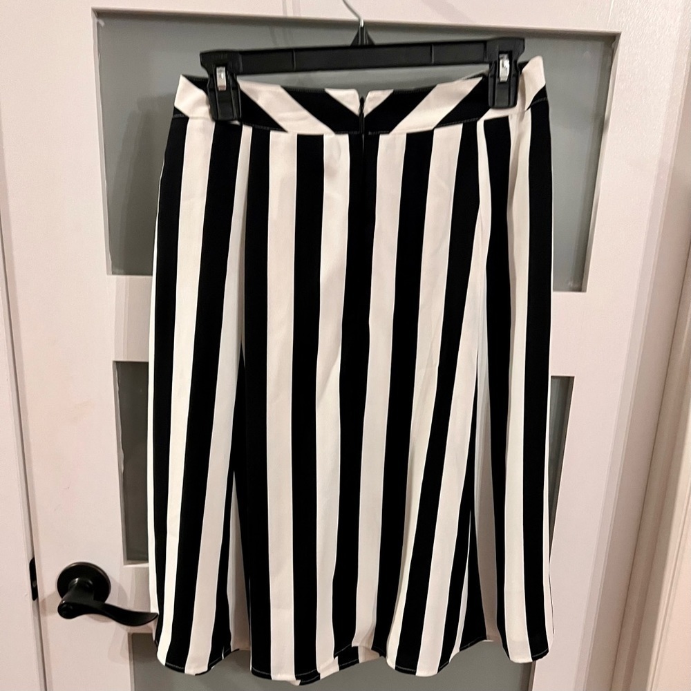 karl LAGERFELD black and white stripped skirt. Size 2. NWT - Picture 5 of 6